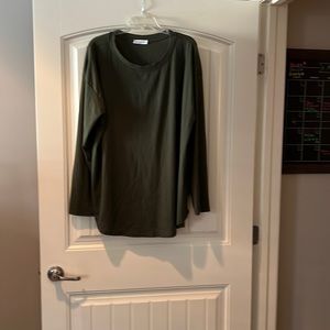 Hunter green long sleeve pull over top